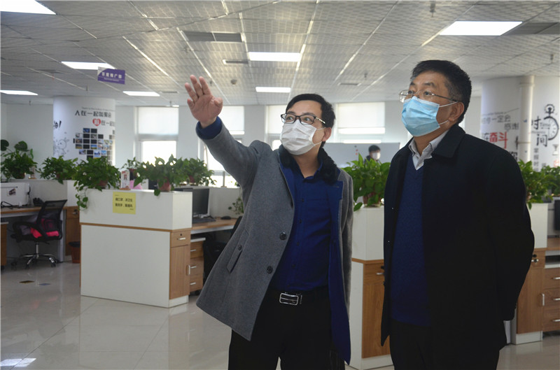 中共安陽市委統(tǒng)戰(zhàn)部副部長、市工商聯(lián)黨組書記郭洪俠一行調(diào)研安陽青峰防疫工作和復(fù)工復(fù)產(chǎn)情況
