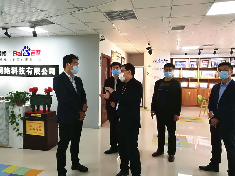 安陽市商務(wù)局副局長張躍勇，攜同天津伍創(chuàng)電子商務(wù)有限公司李富民一行蒞臨安陽青峰網(wǎng)絡(luò)參觀指導(dǎo)??！